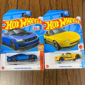 Hot Wheels 91 Mazda MX-5 Miata - Ford Mustang Dark Horse